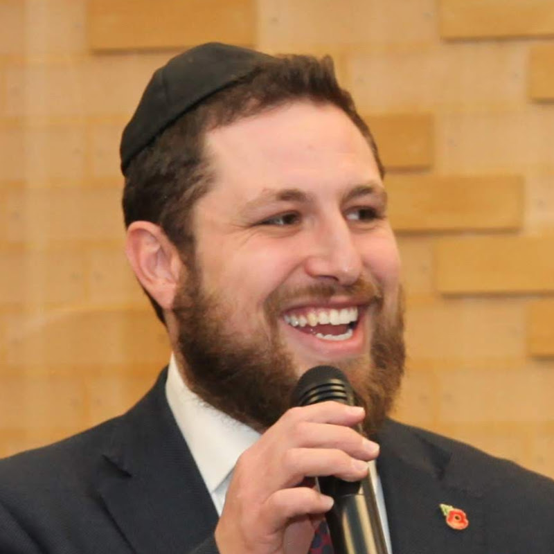 Rabbi & Rebbetzen Kurzer